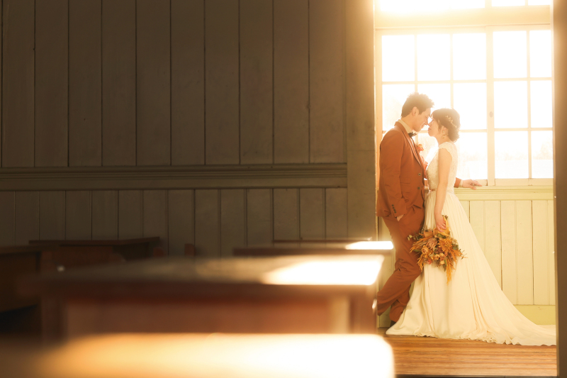 夕暮れの廊下、日の落ちる教室