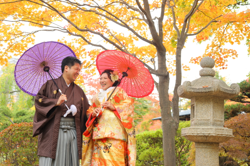 和傘を差しながら仲良くお話♪