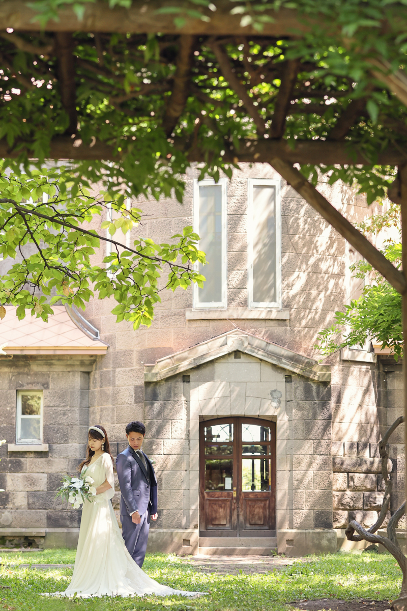 背中合わせで、