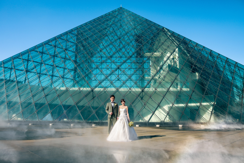 ガラスのピラミッドと一緒に!