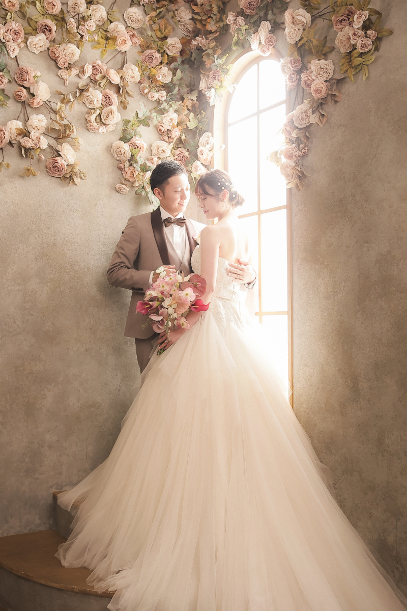 ドレスを後ろに流して