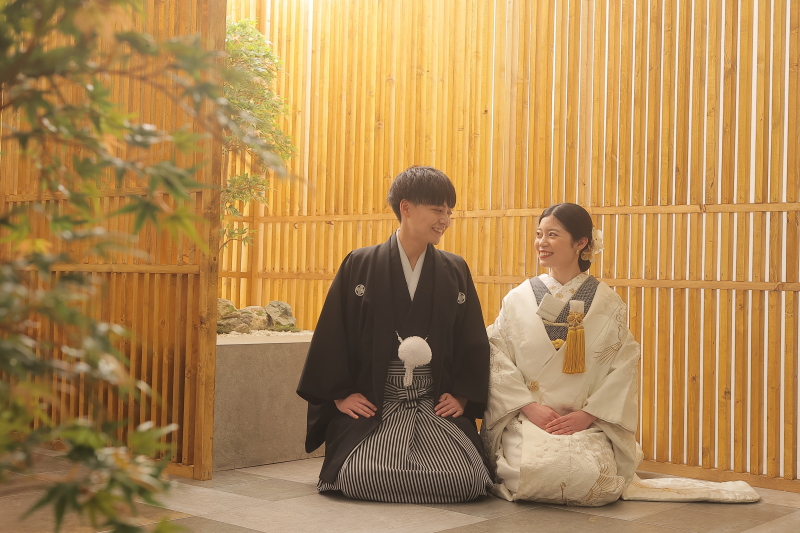 お互いの方を見て