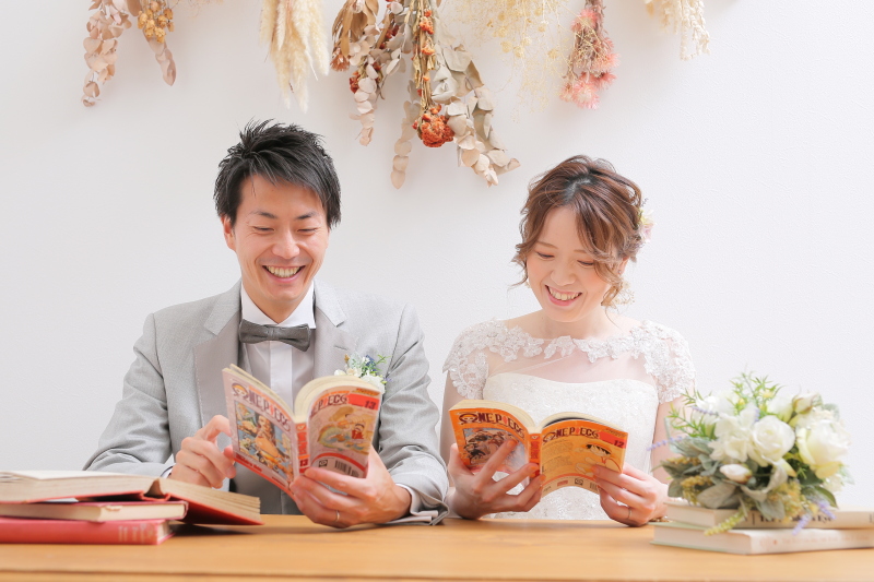 楽しそうに漫画を読みながら♪