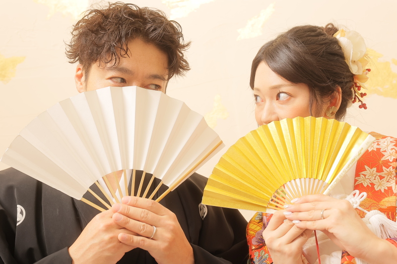 扇子の上からチラッ