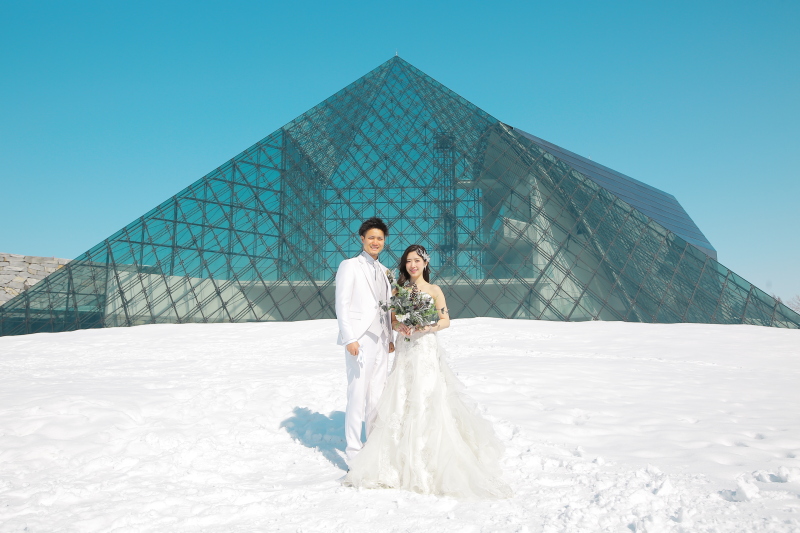 ガラスのピラミッドの前で！