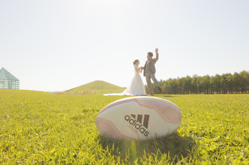 ラグビーボールの上で！