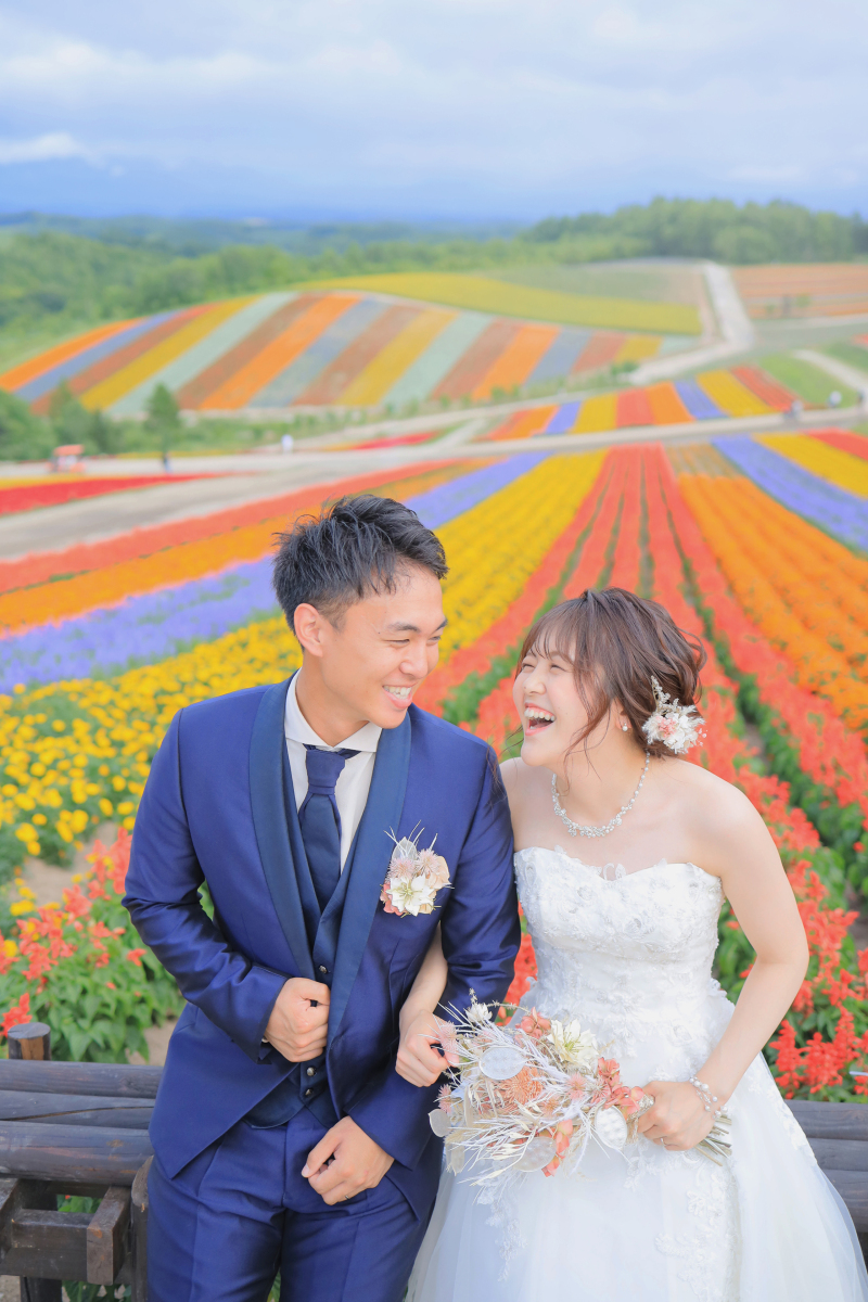 鮮やかなお花畑をバックに