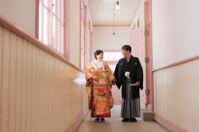 仲良く手をつないで