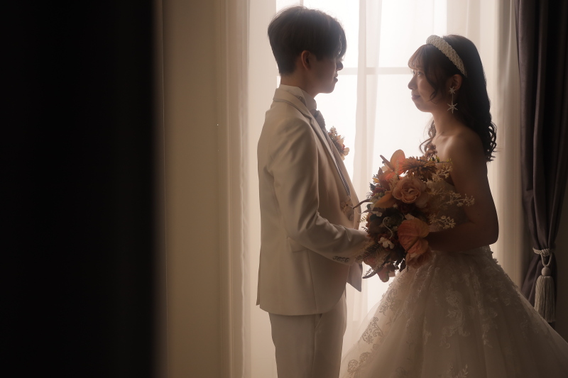 カーテンの間から・・