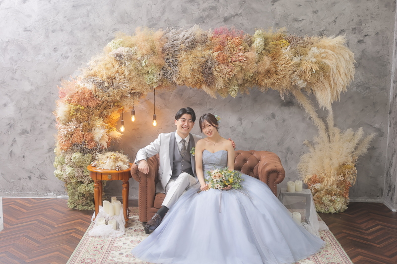 ソファーに座って