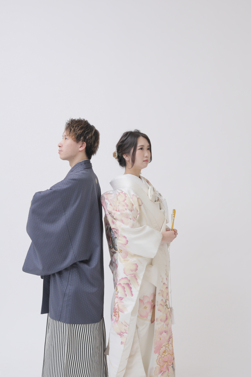 きりっとした表情で