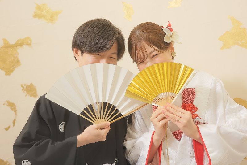 口もと隠すように