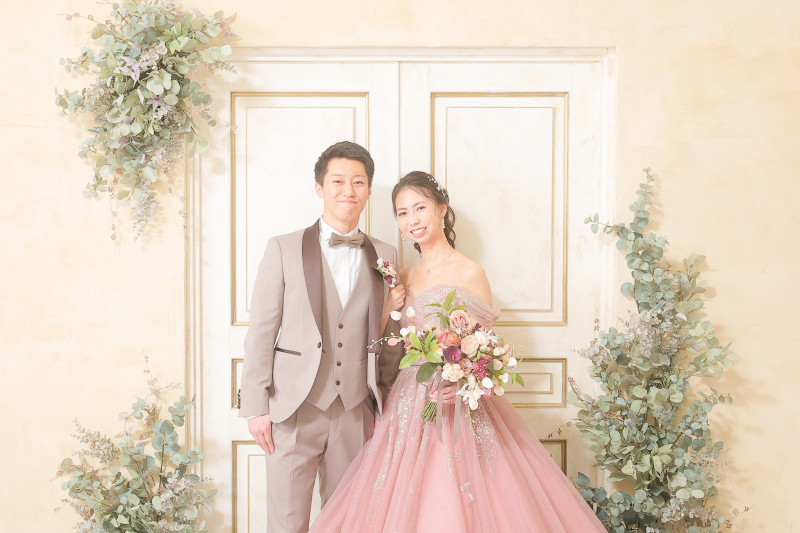 明るいドアの前で、