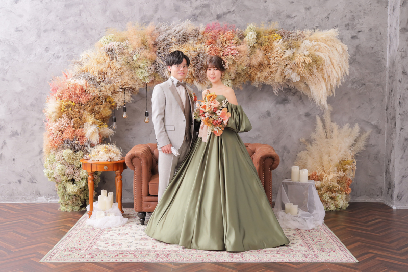 次はカラードレスの洋装で!