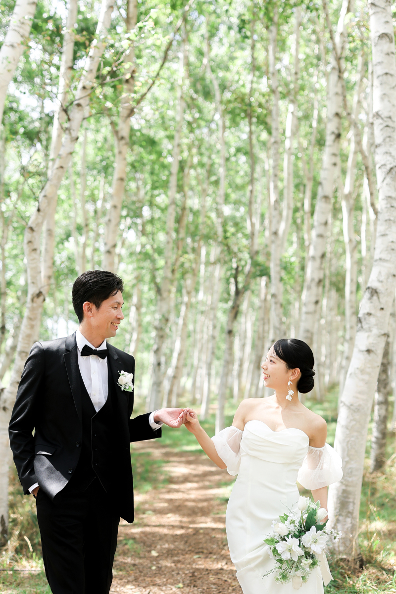 仲良く手を繋いで