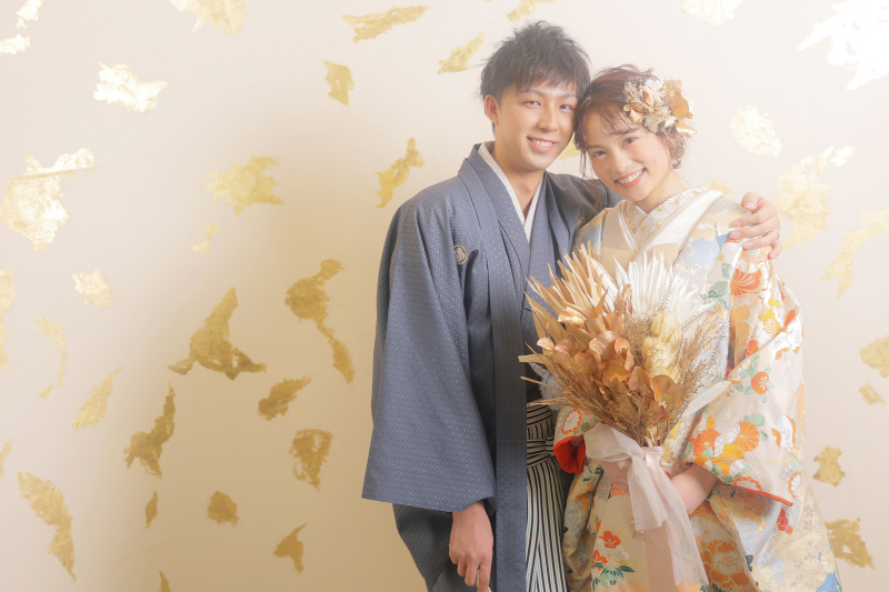 背景もブーケもゴールドで華やかに