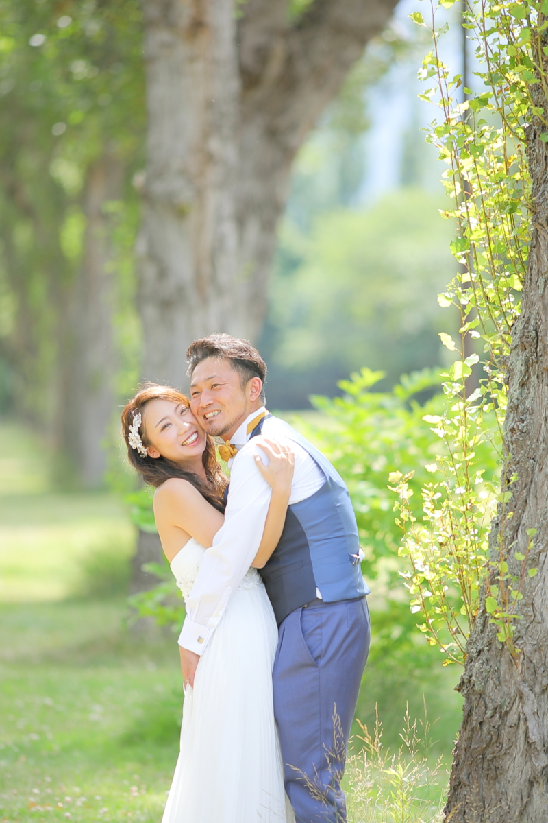 ポプラ並木で可愛いハグショット♡