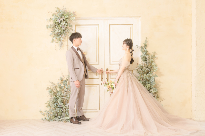 アンティーク調の扉前で