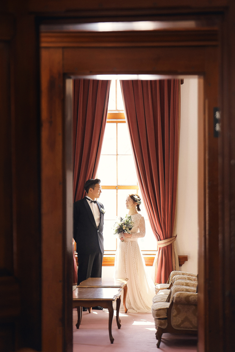 木枠越しの立ち姿