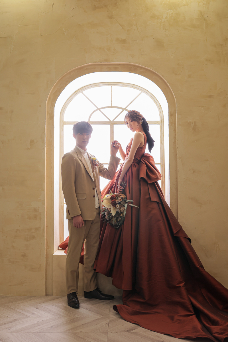 手を取り合って