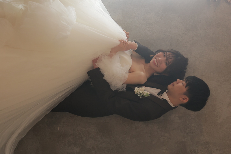 ドレスを持ち上げて