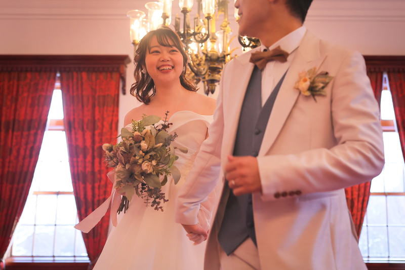 一緒に手を取り合って