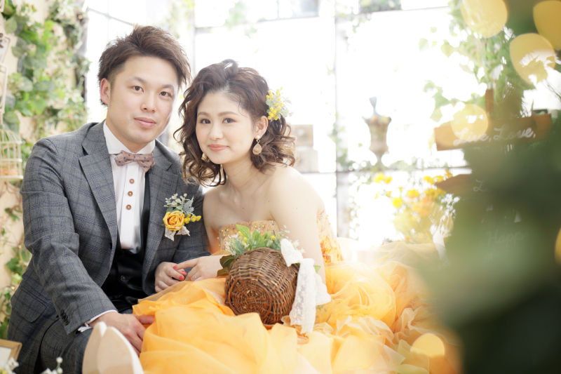 ミモザの髪飾りがポイント