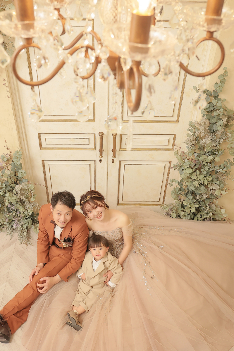 カメラを見上げて