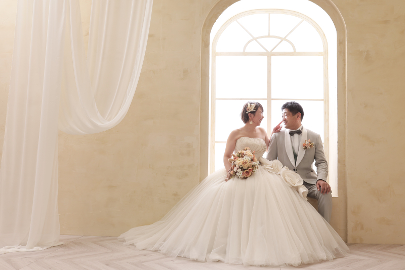 大きな窓の前で