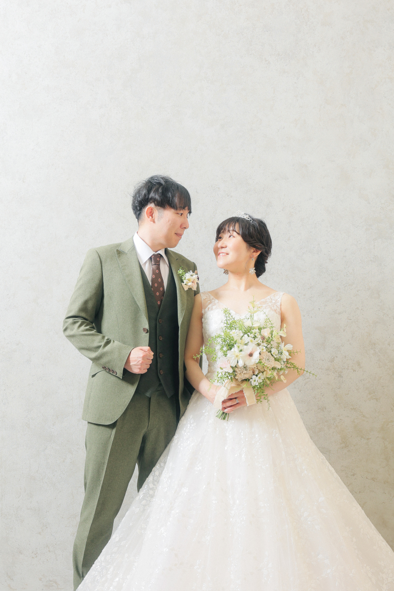 2着目はウェディングドレスとカラータキシードで