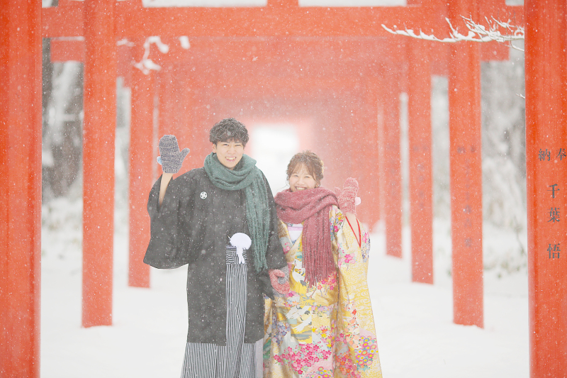 雪が降る鳥居の前で❁
