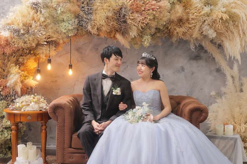 ソファーに座って