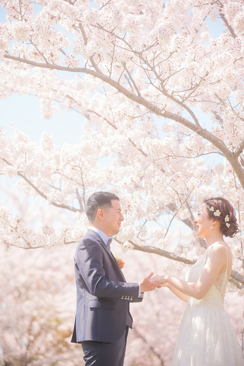 向かい合わせで手を取って