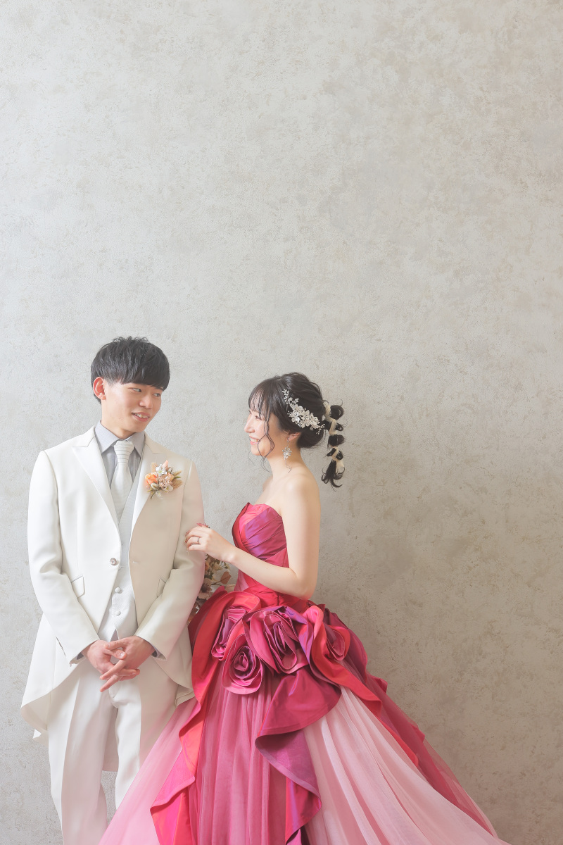 お互いのほうを見つめながら・・