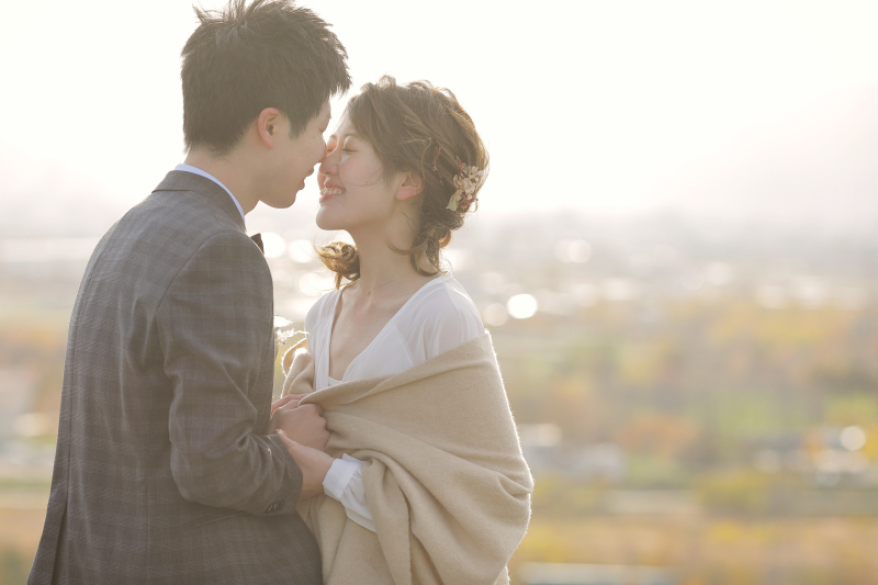 秋の日差しにキラキラ輝く街並みをバックに