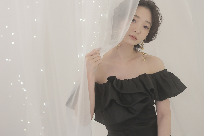 カーテンからちらっ♬