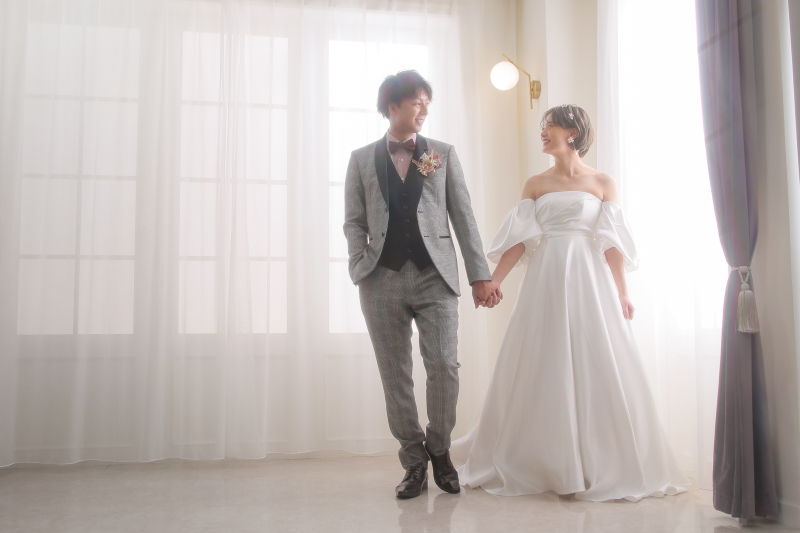 仲良く手を繋いで