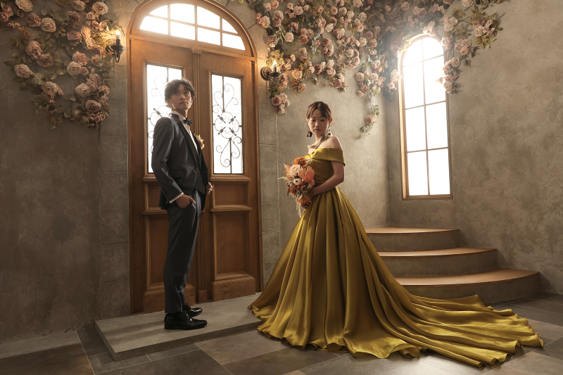 目線を外したショットも。