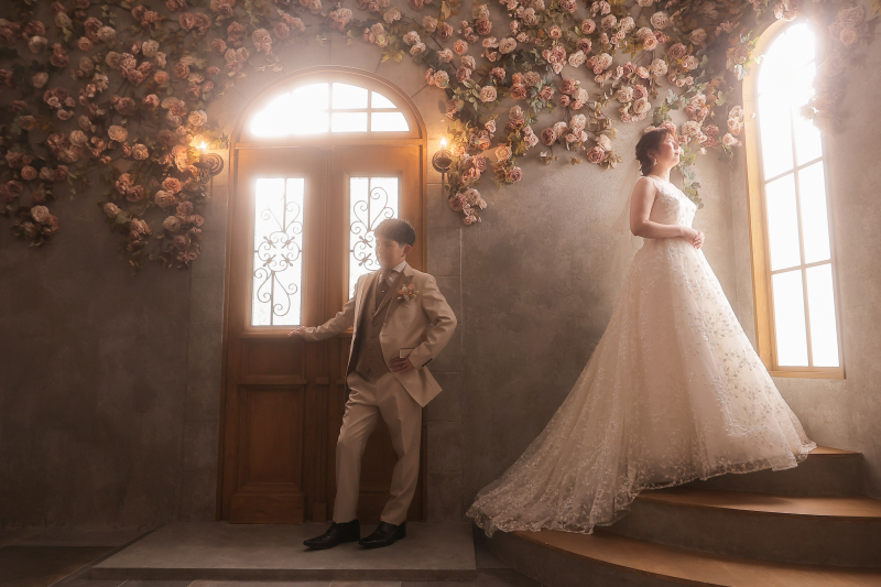 窓から光が差し込んで