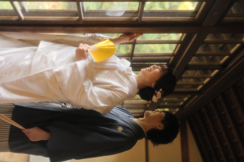 窓辺で楽しそうな雰囲気で♪