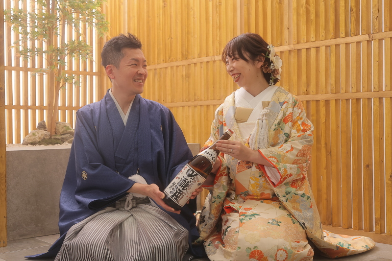 お気に入りのお酒を持って