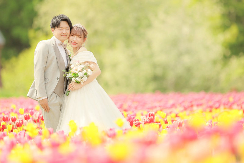 様々な色味のお花たちがお2人を明るく彩ります❁