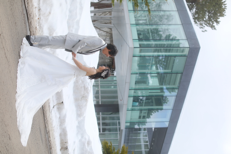 近代的な建物の前で