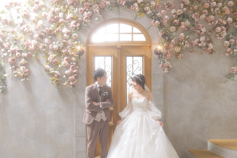 ドアのある背景で~