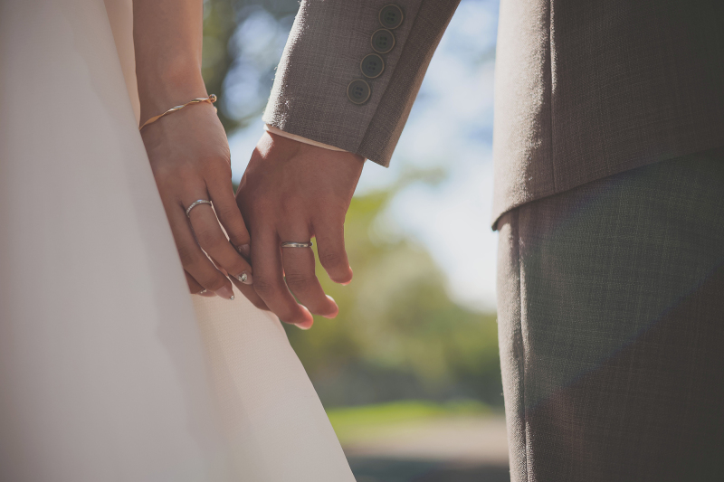 指輪の見えるカット