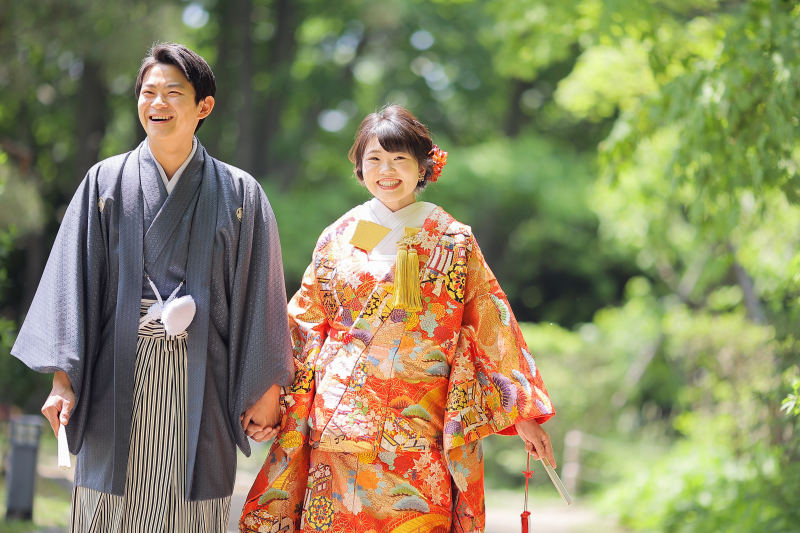 仲良く手を繋いで・・