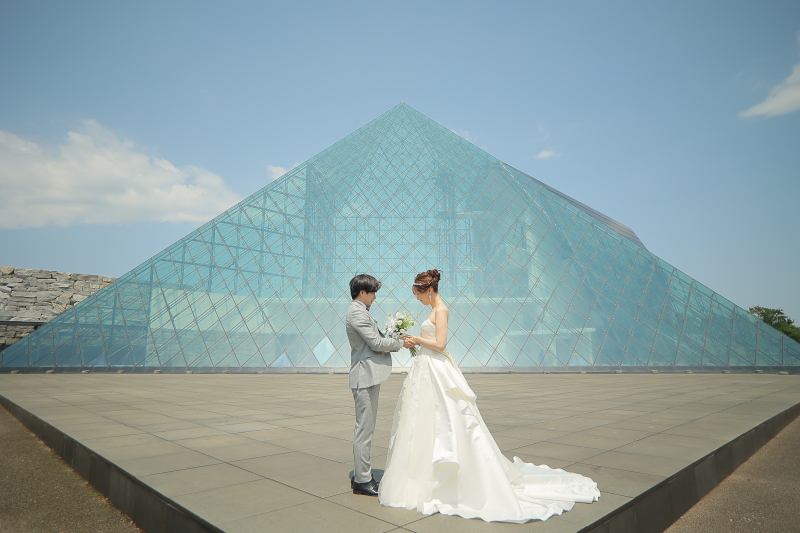 ピラミッドの前で