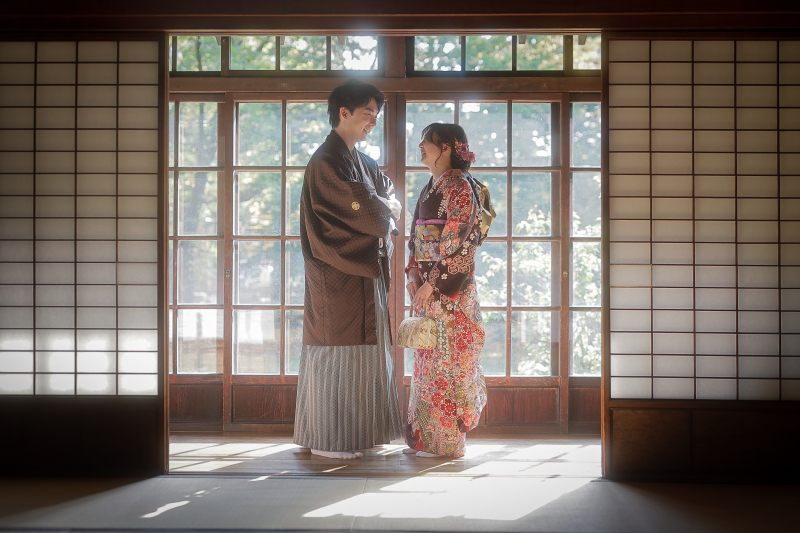 仲良くお互いを見つめて