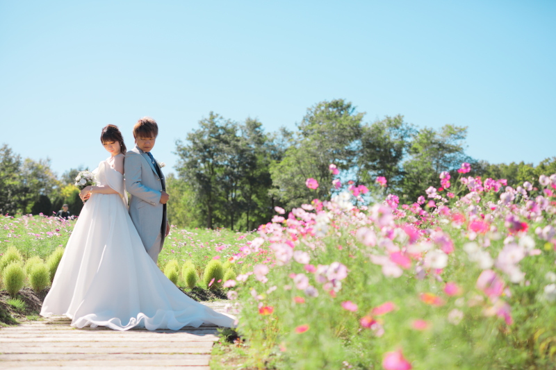 凛々しく背中を合わせながら