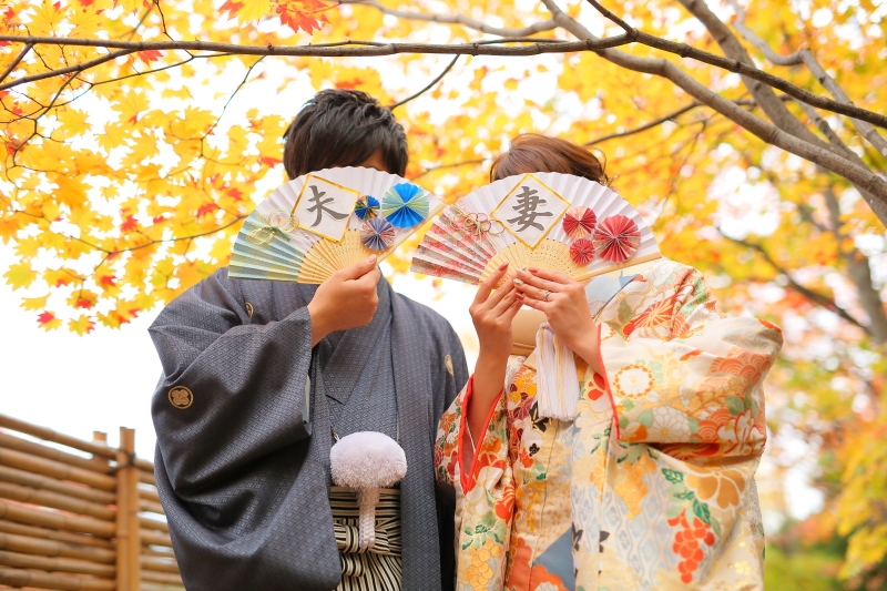 扇子でお顔を隠しながら♪